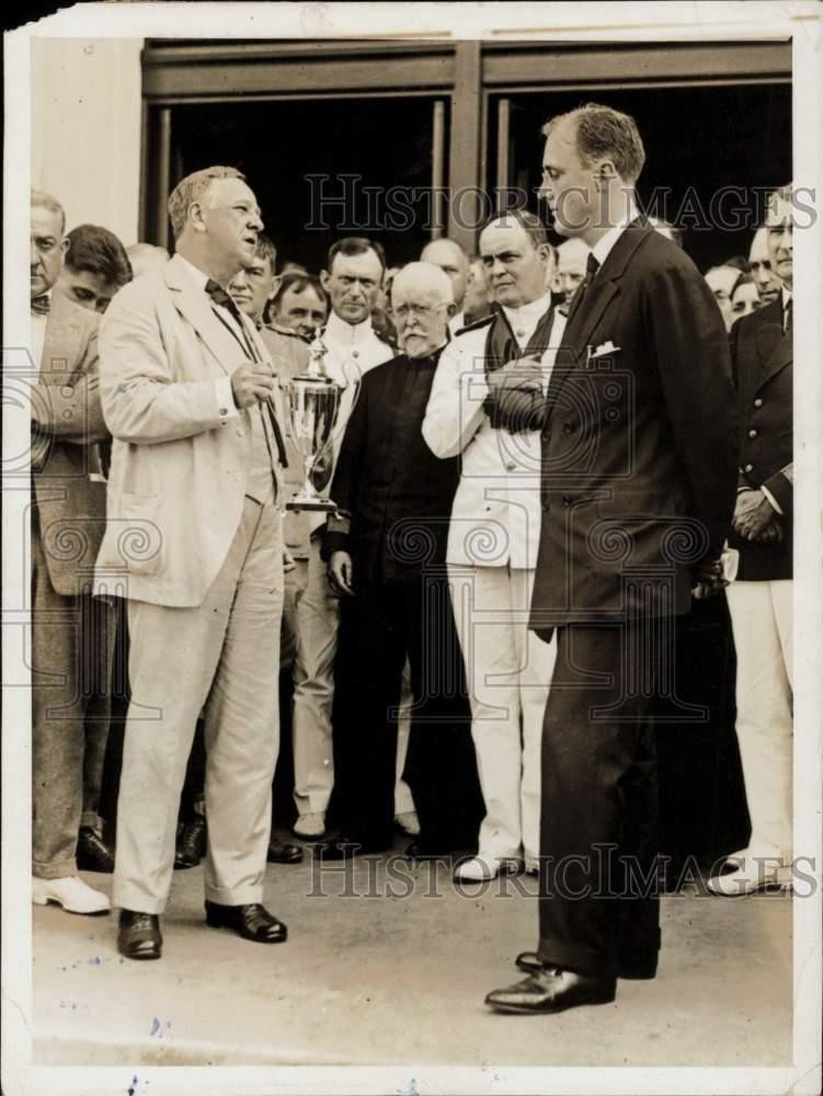 1932 Press Photo Franklin D. Roosevelt gets parting gift from Josephus Daniels