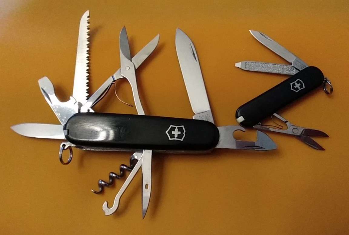 🇨🇠Victorinox HUNTSMAN + Classic SD 🇨🇠Great Condition 2 SAKS For 1 Price 🇨🇠Victorinox HUNTSMAN + Classic SD 🇨🇠Great Condition 2 SAKS For 1 Price