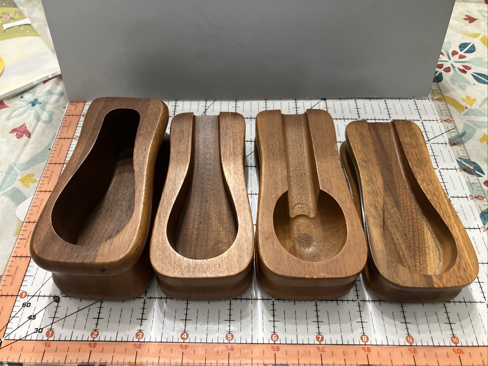 Group Of (4) Decatur Walnut Single Pipe Cradle Rack Holder Display Stand Group Of (4) Decatur Walnut Single Pipe Cradle Rack Holder Display Stand
