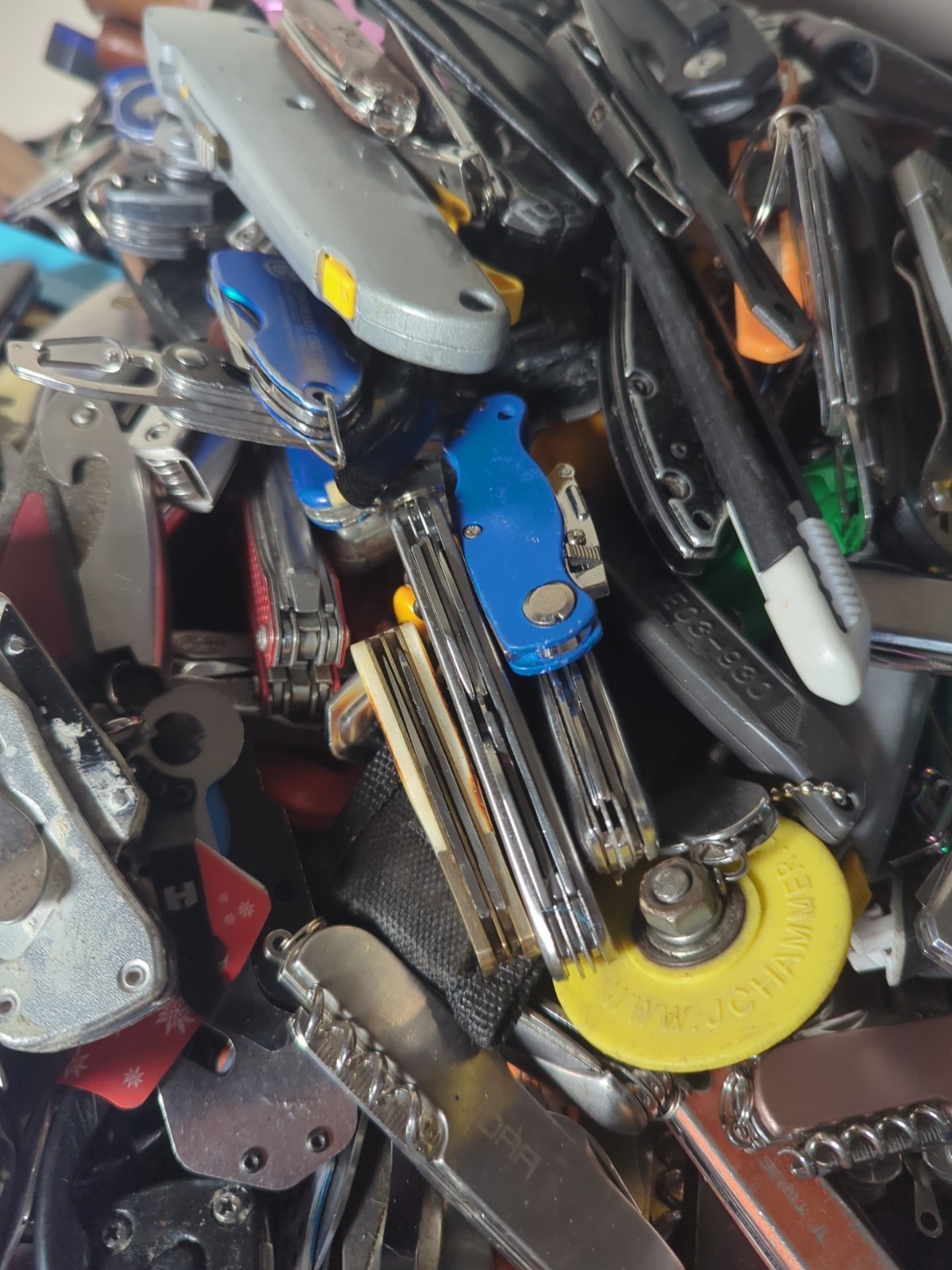 5 Pounds Of TSA Confiscated Pocket Knives, Multi Tools, & Utility knives 5 Pounds Of TSA Confiscated Pocket Knives, Multi Tools, & Utility knives