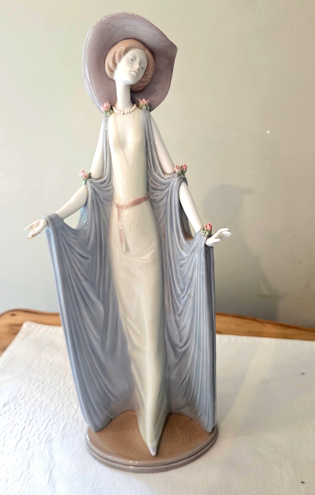 Lladro figurine. Hand-painted circa 1910 fashionable woman. Pristine condition. Lladro figurine. Hand-painted circa 1910 fashionable woman. Pristine condition.