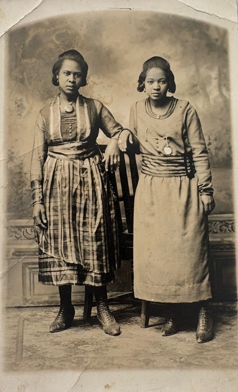 EDWARDIAN AFRICAN AMERICAN SISITERS FASHION STUDIO PORTRAIT ANTIQUE PHOTOGRAPH EDWARDIAN AFRICAN AMERICAN SISITERS FASHION STUDIO PORTRAIT ANTIQUE PHOTOGRAPH