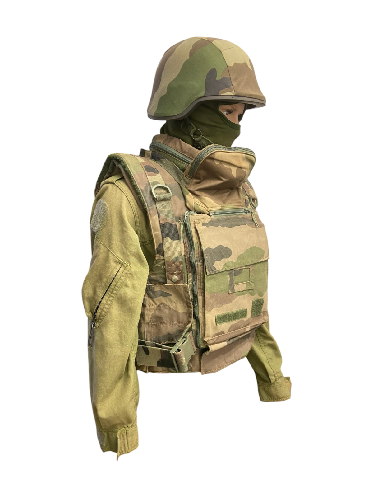 French Armed Forces CCE S3 Armor Vest W/ 2 Famas Mag Pouche & Training Helmet French Armed Forces CCE S3 Armor Vest W/ 2 Famas Mag Pouche & Training Helmet
