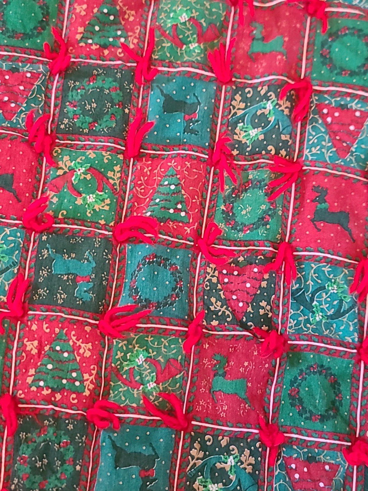 (A15) Vintage Christmas MCM Quilted Tree Skirt 50 (A15) Vintage Christmas MCM Quilted Tree Skirt 50