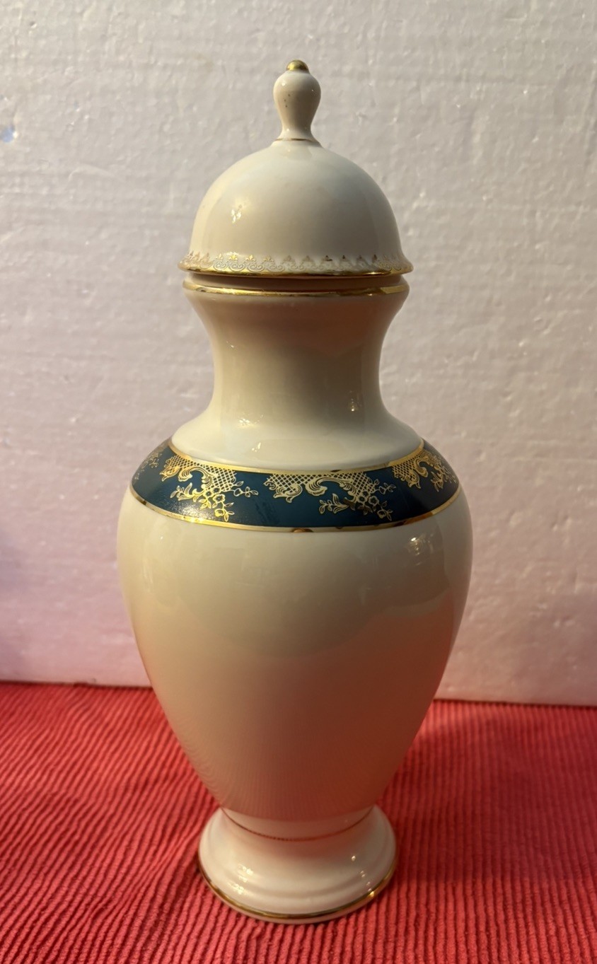 Beautiful Vintage Ethan Allen Gold Trimmed Vase With Lid 8.5 In Tall Beautiful Vintage Ethan Allen Gold Trimmed Vase With Lid 8.5 In Tall