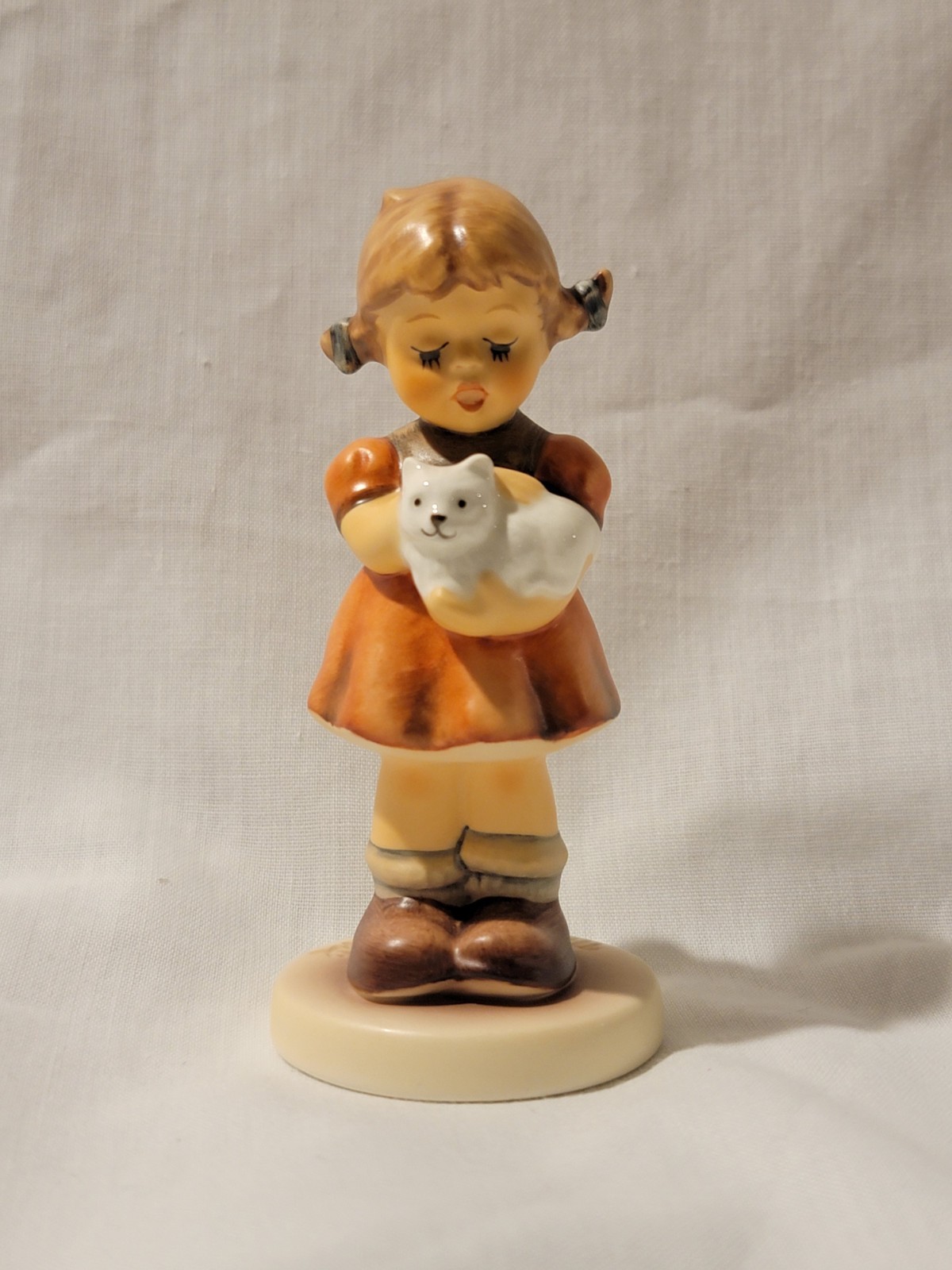 Goebel M.I. Hummel 2101/A “A Girl’s Friend” – TMK-8 – First Issue 2001