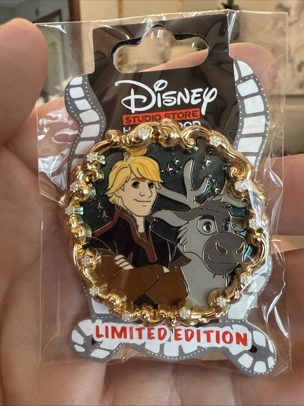 DISNEY Trading Pin FROZEN KRISTOFF & SVEN Gold Frame LE 400 DSF DSSH DISNEY Trading Pin FROZEN KRISTOFF & SVEN Gold Frame LE 400 DSF DSSH