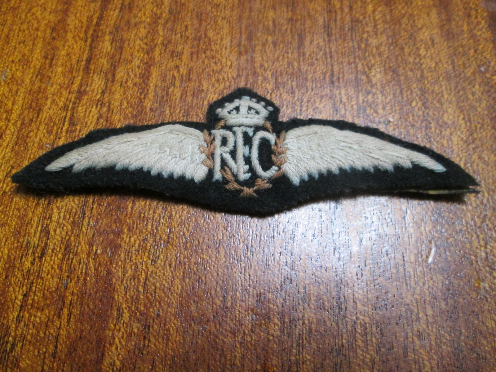 Original WW1 British RFC Royal Flying Corps Pilot's Padded Wing (from England) Original WW1 British RFC Royal Flying Corps Pilot's Padded Wing (from England)