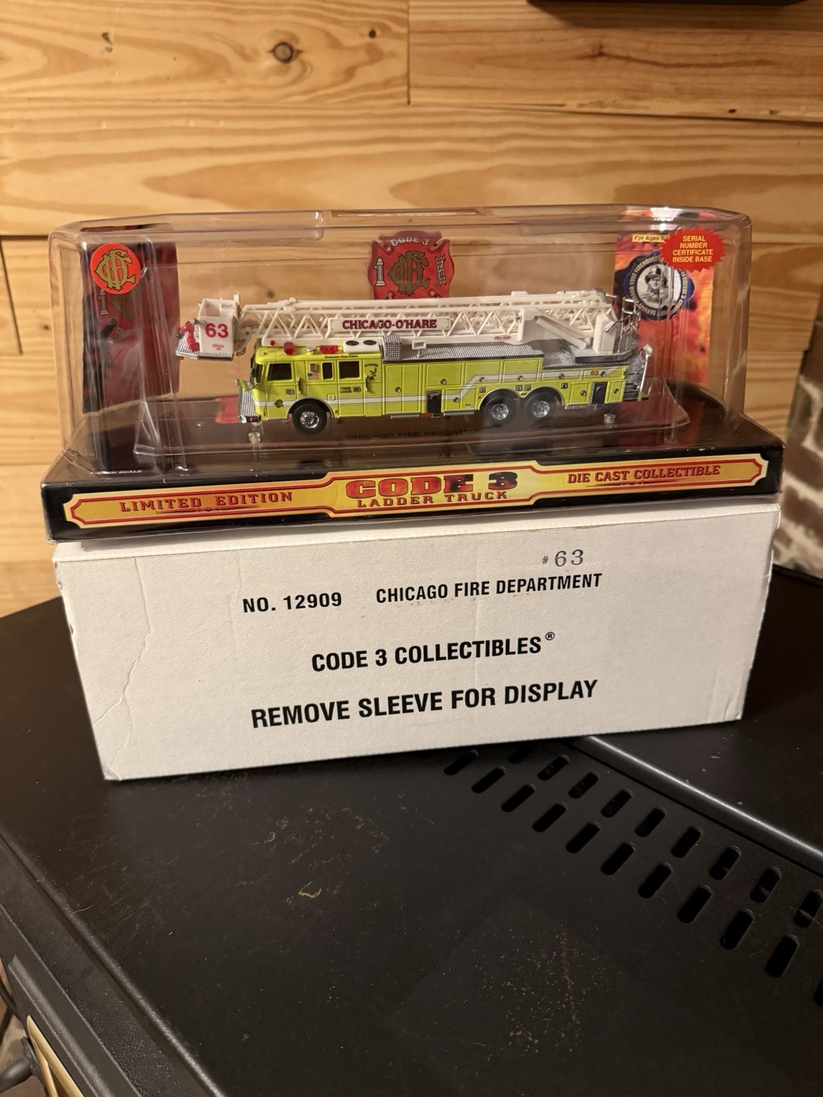 1/64 Code 3 Chicago O'Hare Pierce Platform Ladder #63 Firetruck 12909 1/64 Code 3 Chicago O'Hare Pierce Platform Ladder #63 Firetruck 12909