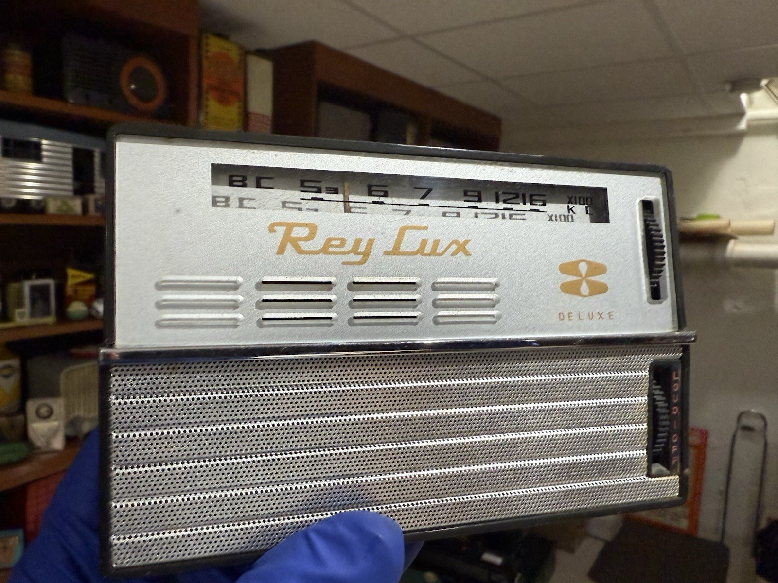 Vintage Rey Lux 8 Deluxe Transistor Radio I’ve never seen this particular radio Vintage Rey Lux 8 Deluxe Transistor Radio I’ve never seen this particular radio