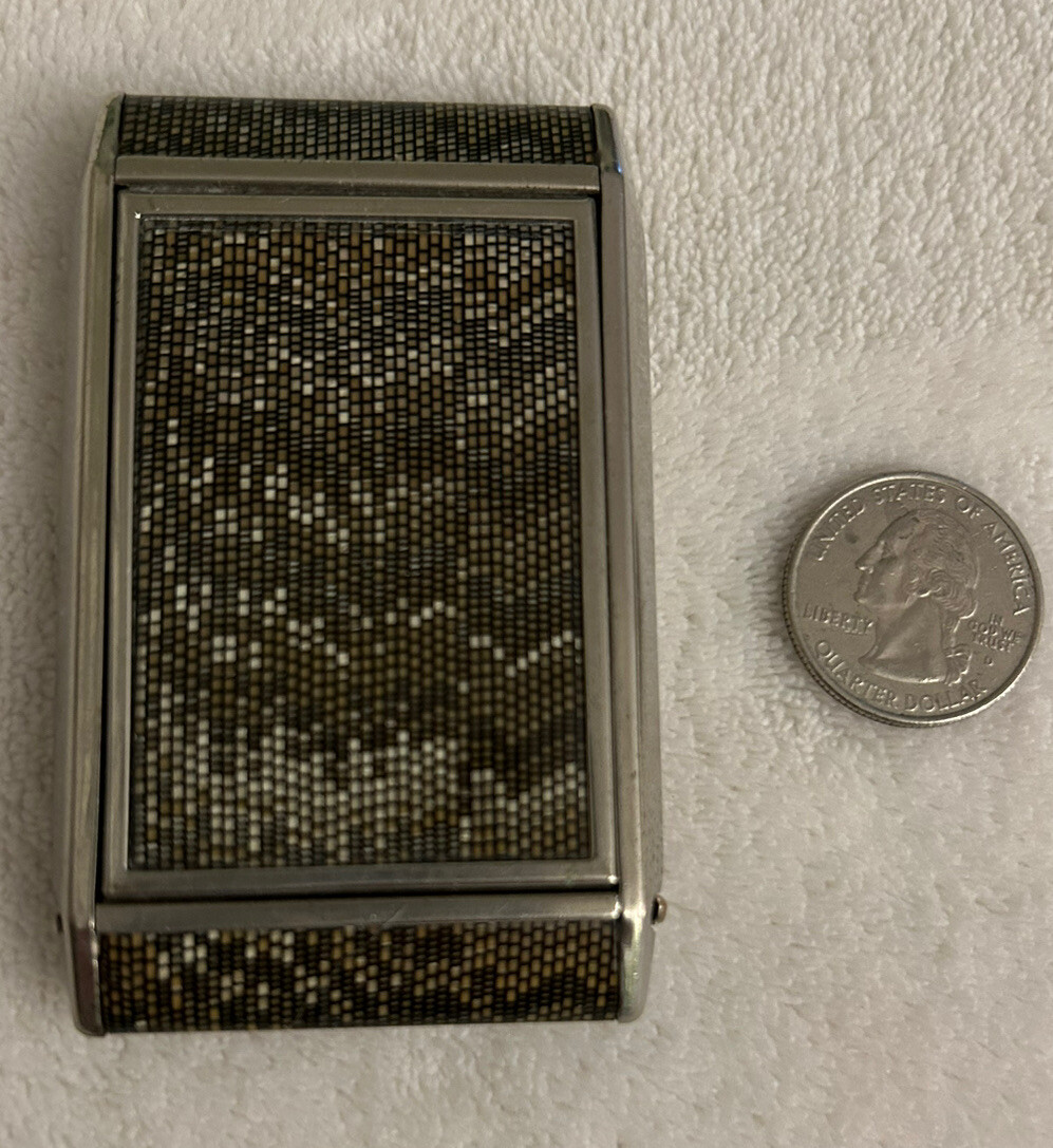 Vintage Compact, snake skin pattern, in good condition Vintage Compact, snake skin pattern, in good condition