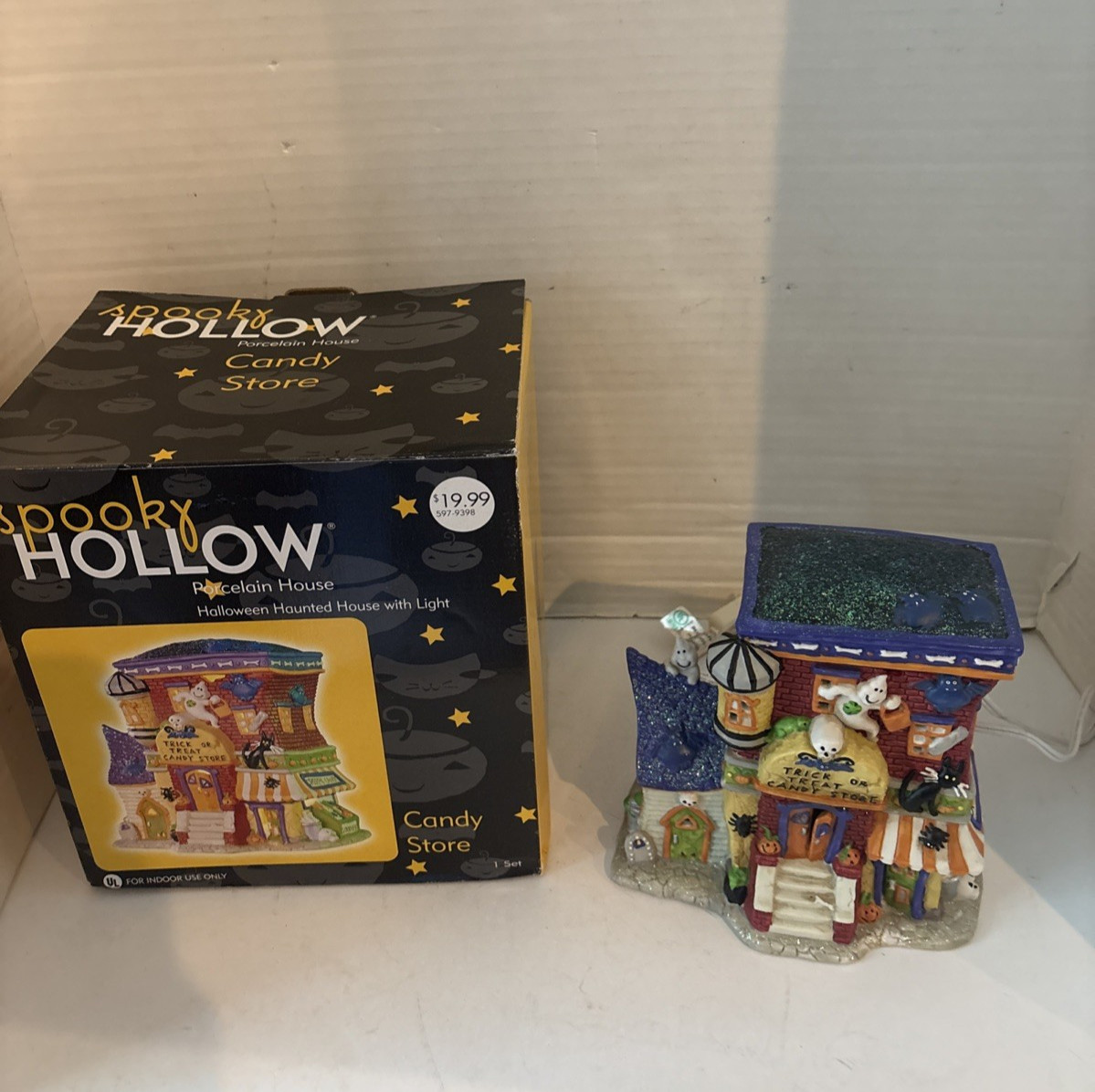 Spooky Hollow Trick Or Treat Candy Store Lighted Village House Lights Up -2002 Spooky Hollow Trick Or Treat Candy Store Lighted Village House Lights Up -2002