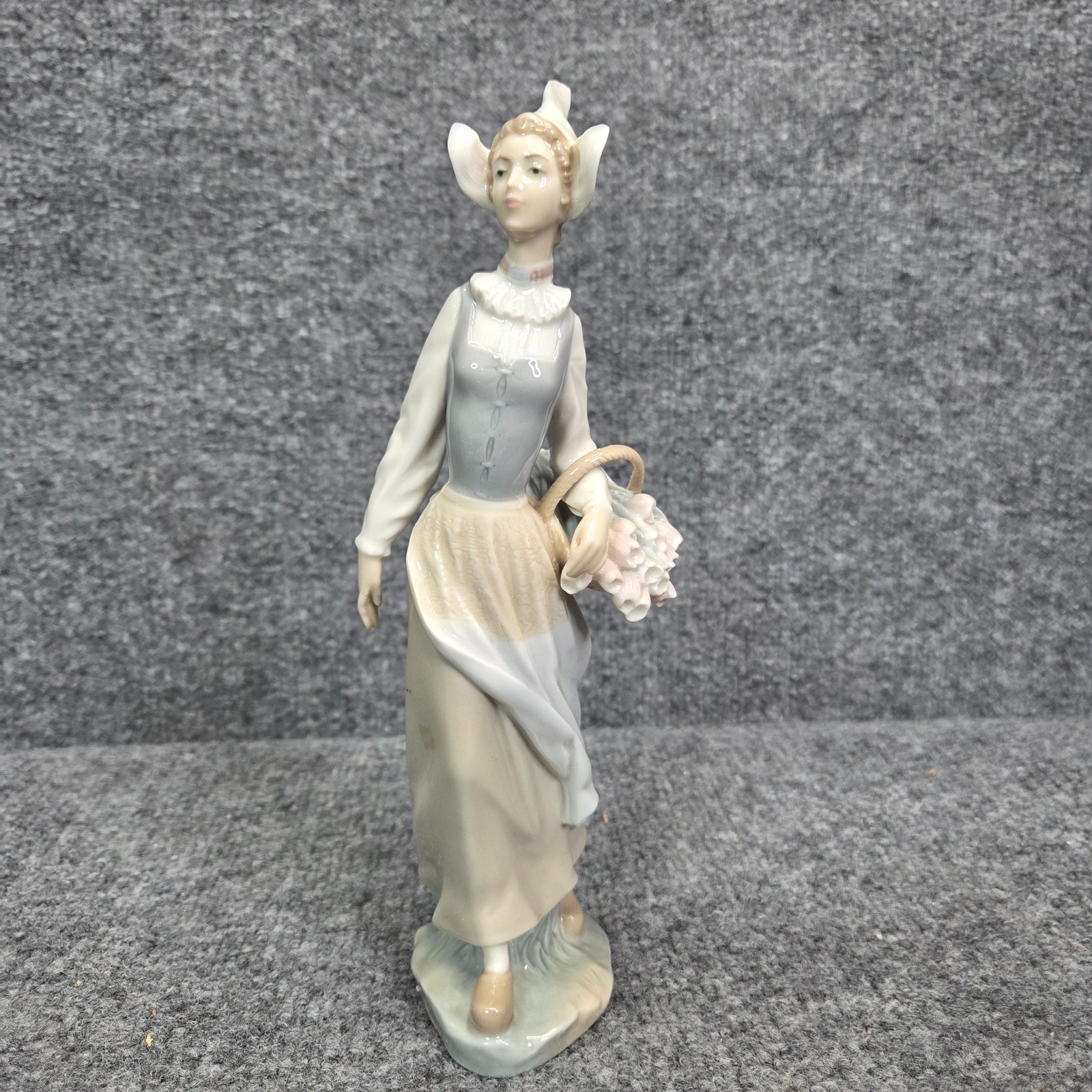 Lladro Genteel European Dutch Girl w/ Tulip Flower Basket Retired Figurine 9.75