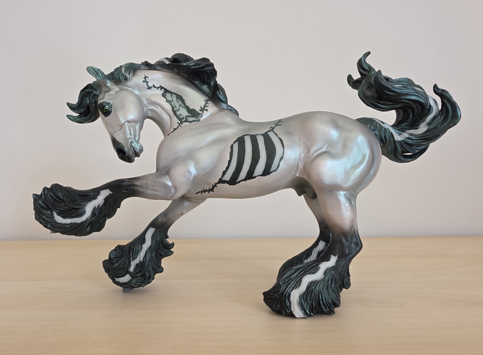 Breyer Traditional Model Horse THRILLER #1833 Halloween Glow Gypsy Vanner 2021 Breyer Traditional Model Horse THRILLER #1833 Halloween Glow Gypsy Vanner 2021
