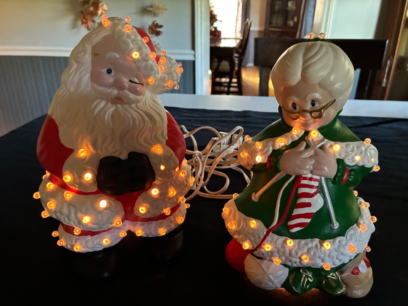 Vintage Christmas Atlantic Mold Ceramic Santa & Mrs Claus Knitting Hand Painted Vintage Christmas Atlantic Mold Ceramic Santa & Mrs Claus Knitting Hand Painted