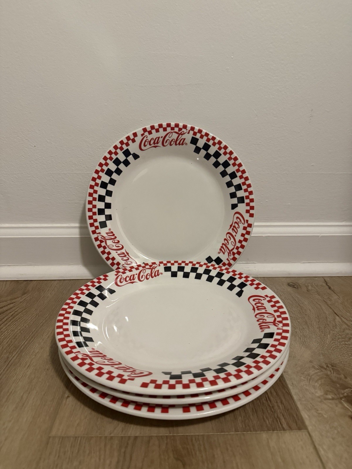 4 Coca-Cola Checkered Dinner Plates Red Black Retro Diner 10.5” Gibson Vtg 1996 4 Coca-Cola Checkered Dinner Plates Red Black Retro Diner 10.5” Gibson Vtg 1996
