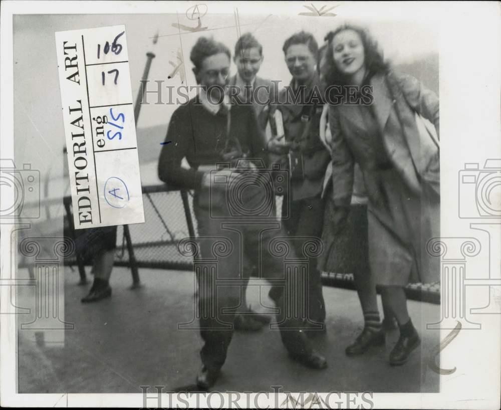 1939 Press Photo Young Henry Kissinger with friends aboard Staten Island ferry