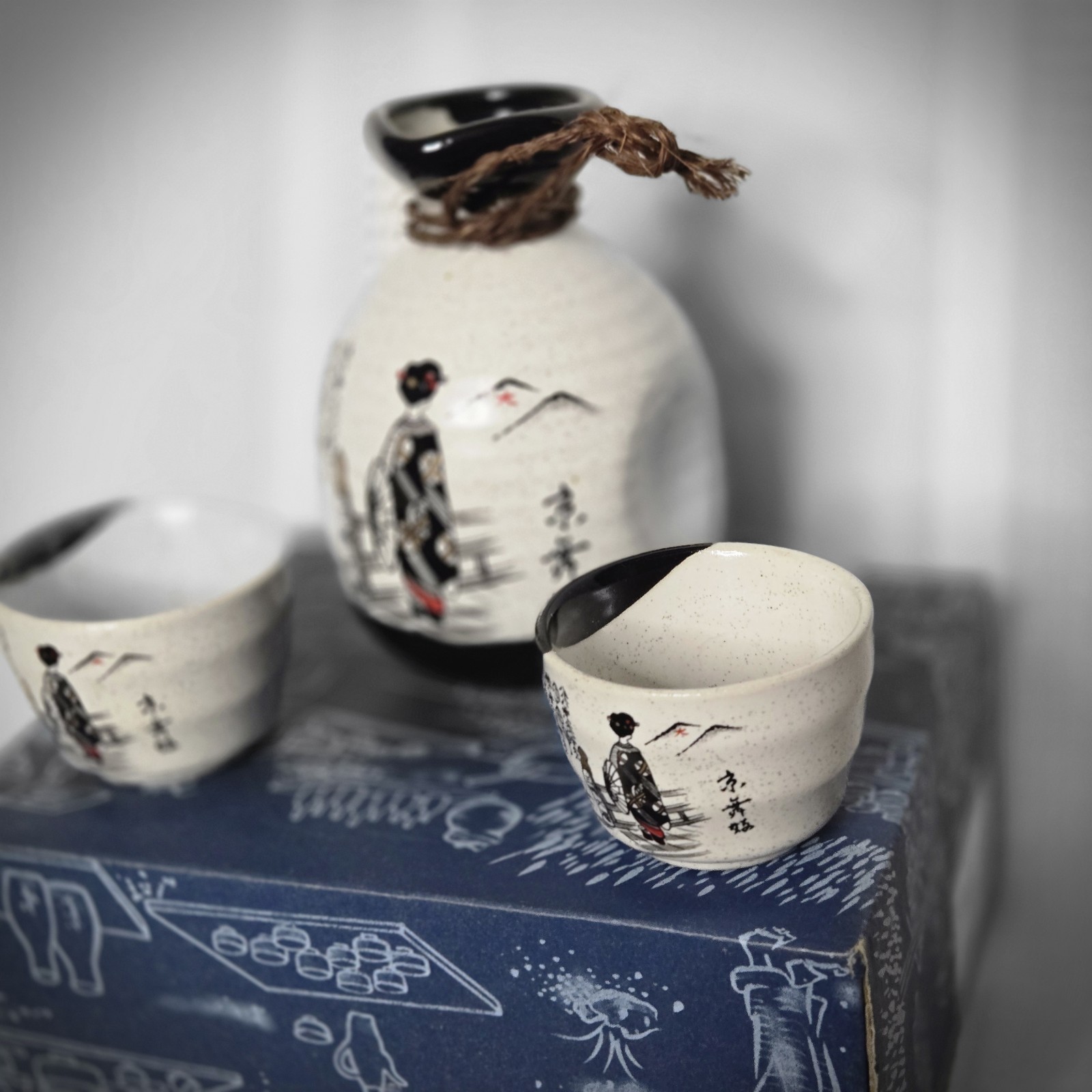 Vintage Japanese Ceramic Sake Set Tokkuri 2 Cups Made In Japan Vintage Japanese Ceramic Sake Set Tokkuri 2 Cups Made In Japan