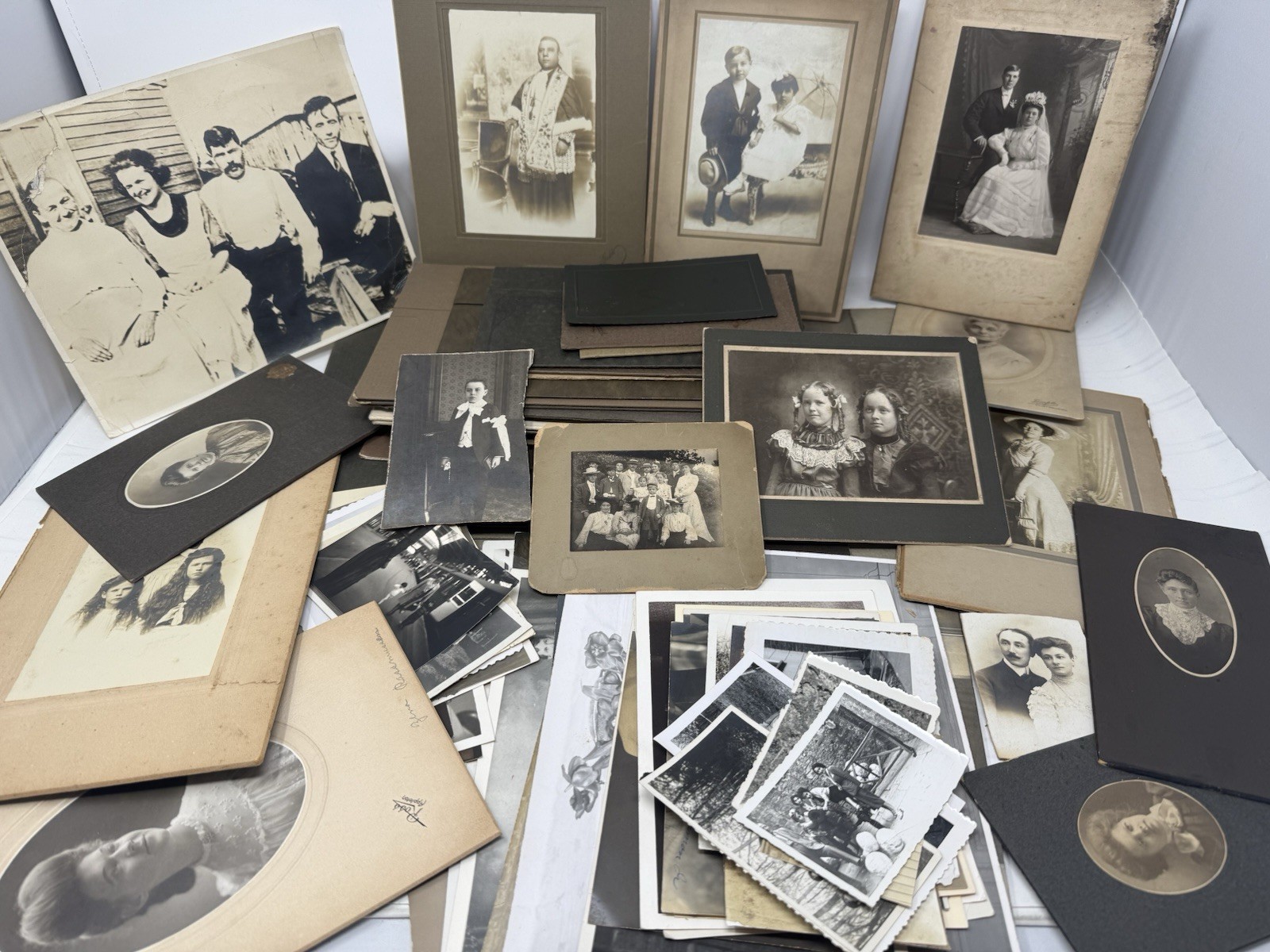 LOT of 91 Antique VICTORIAN Cabinet Cards Folders Portraits Photos 1800's 1900's LOT of 91 Antique VICTORIAN Cabinet Cards Folders Portraits Photos 1800's 1900's