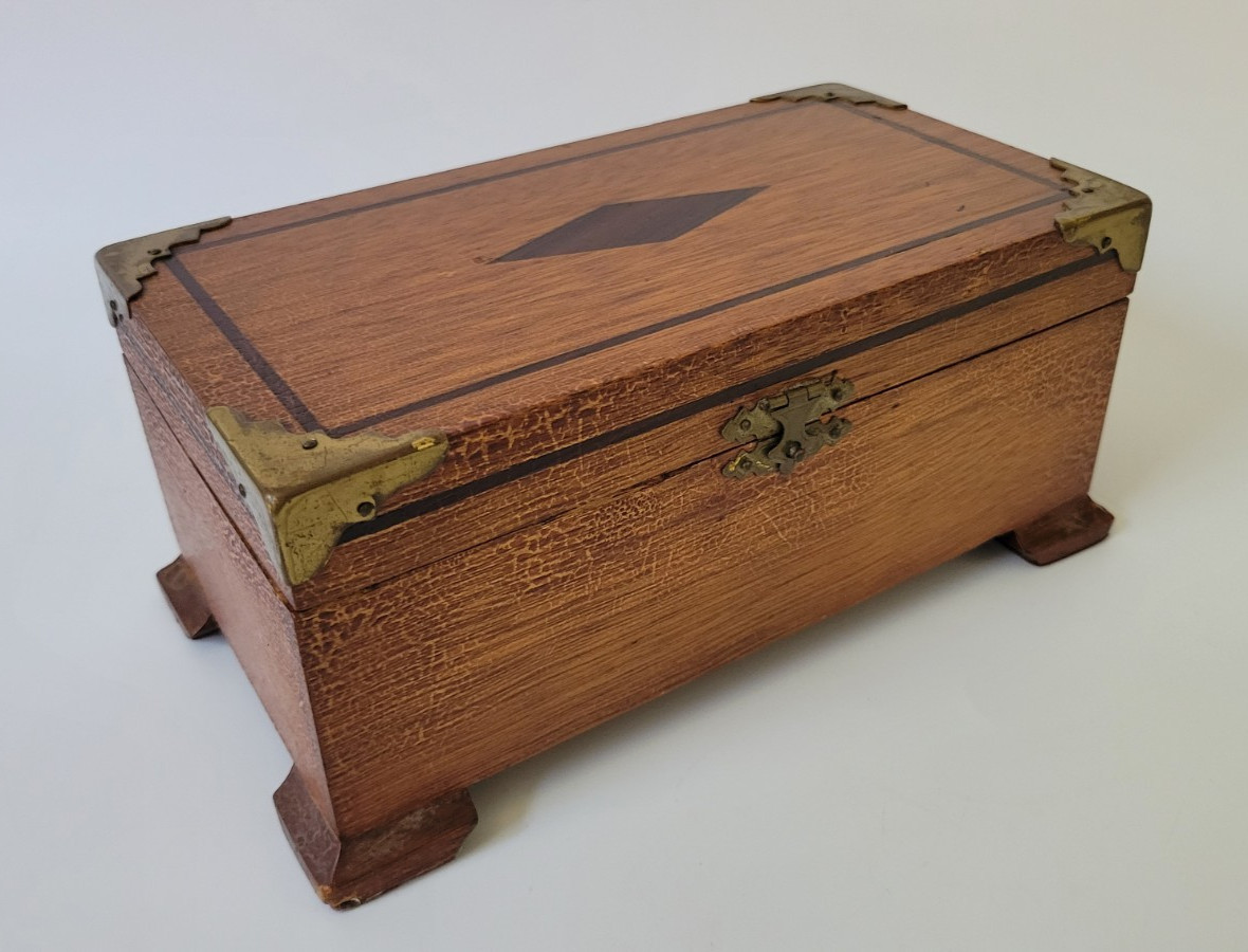 Charming Antique Vintage Wooden Jewelry or Keepsake Box with Inlayed Designs Charming Antique Vintage Wooden Jewelry or Keepsake Box with Inlayed Designs