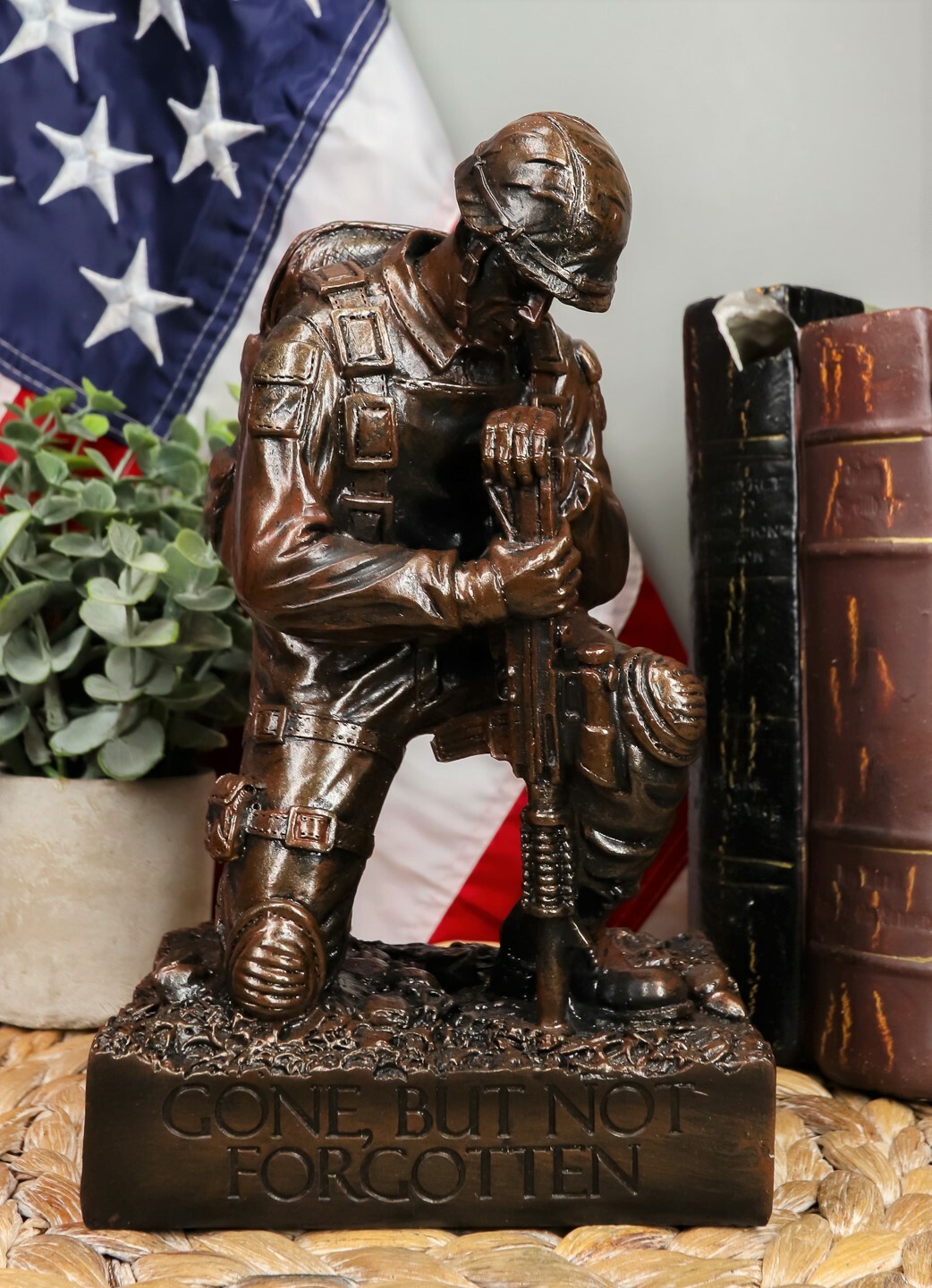 Ebros War Battlefield Kneeling Soldier 8.5\
