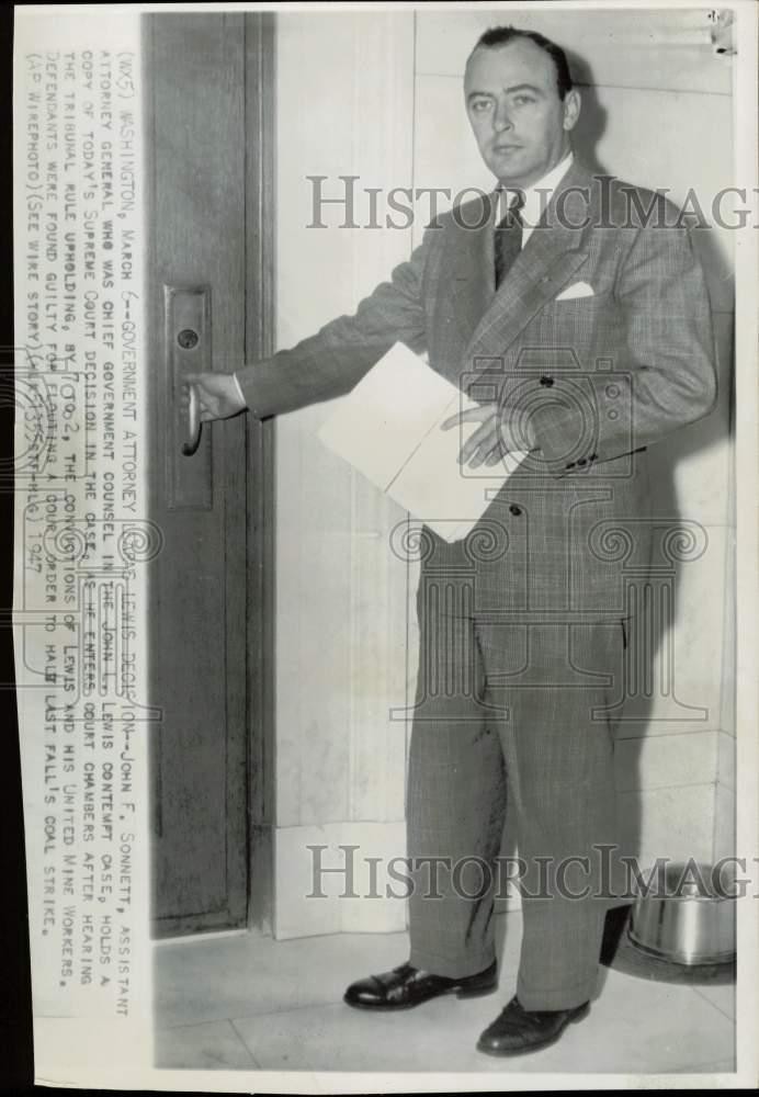 1947 Press Photo John Sonnett enters court chambers after hearing in Washington