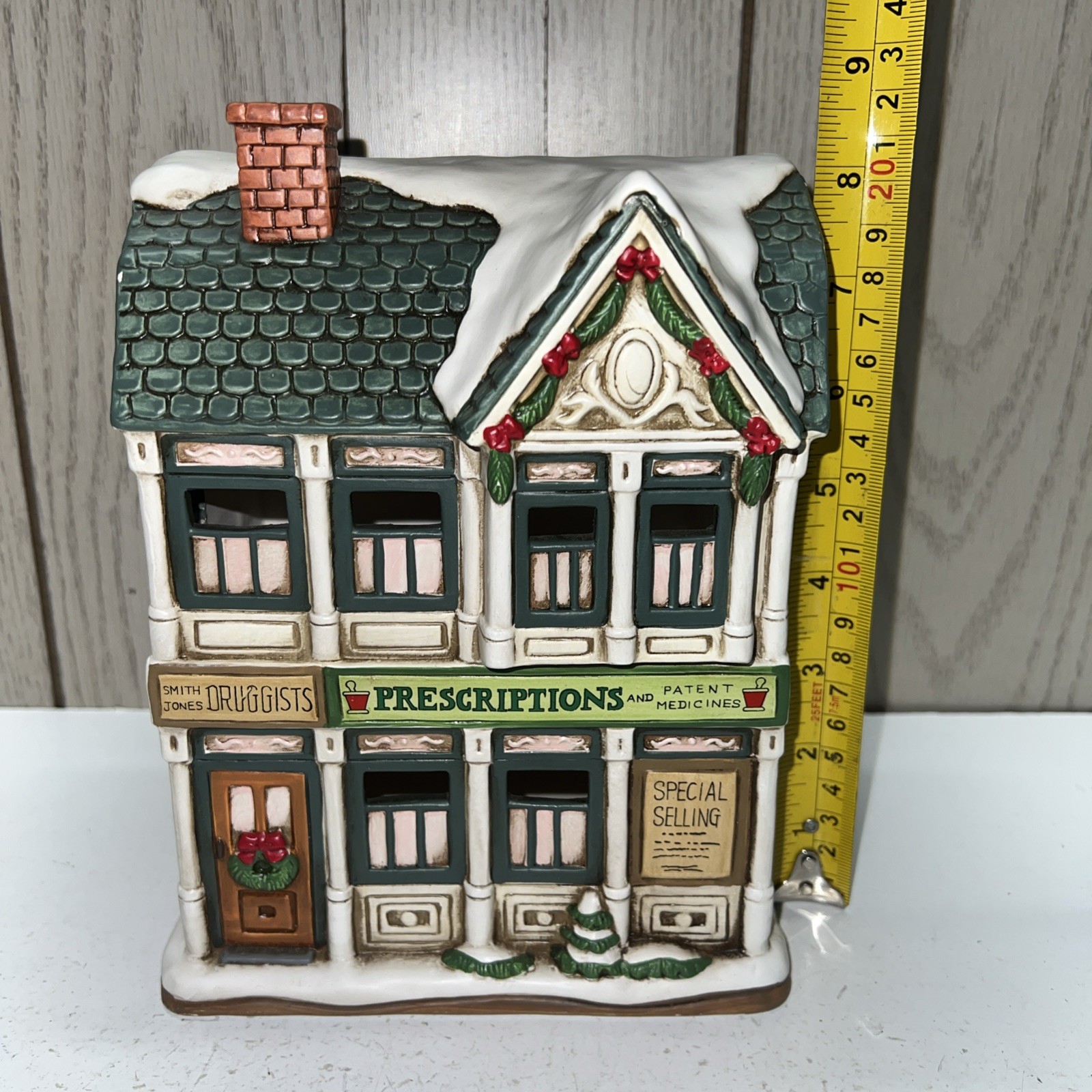 1993 Lefton Colonial Christmas Village Prescriptions Druggists 01007 No Light.