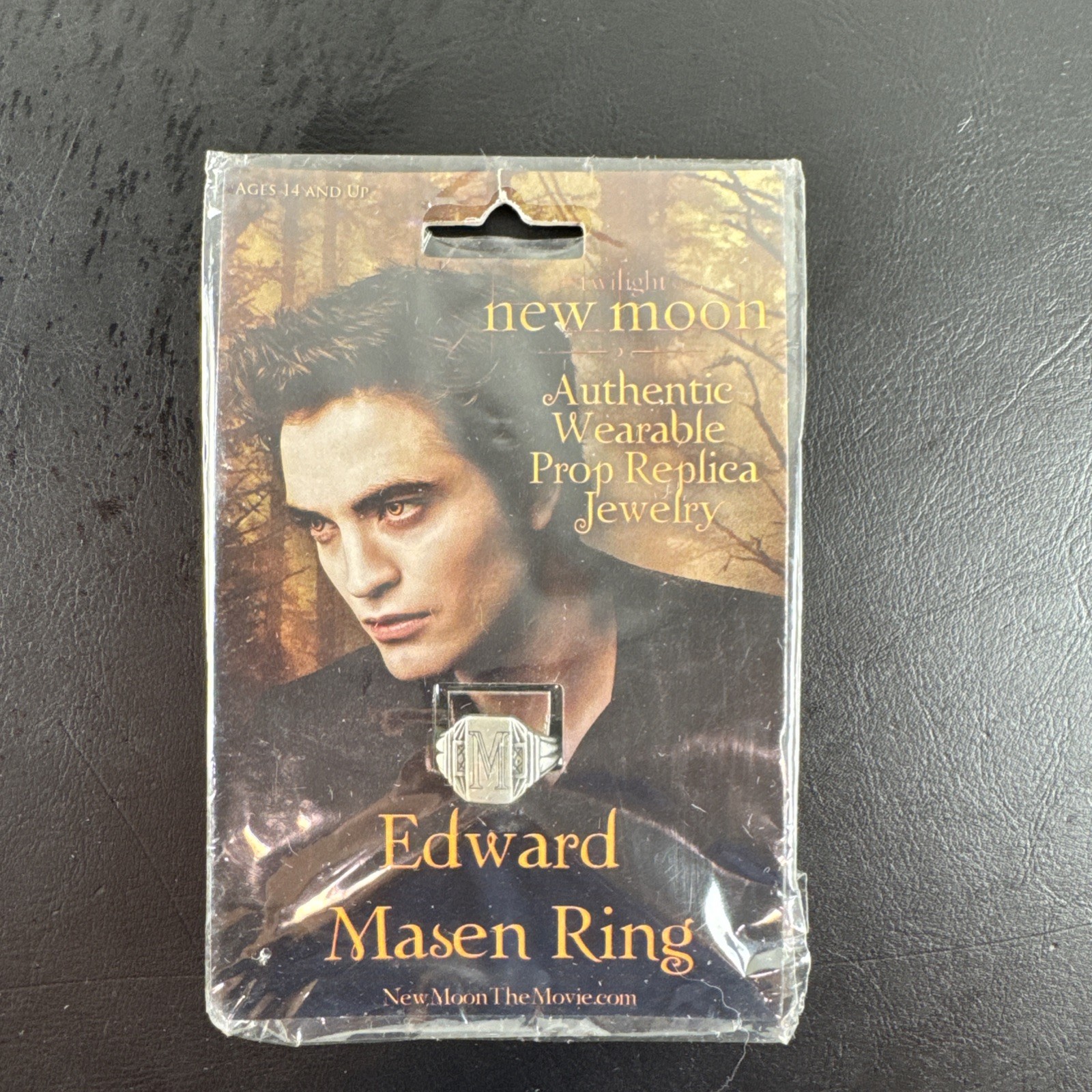NECA TWILIGHT NEW MOON EDWARD MASEN RING PROP REPLICA JEWELRY BRAND NEW SEALED NECA TWILIGHT NEW MOON EDWARD MASEN RING PROP REPLICA JEWELRY BRAND NEW SEALED