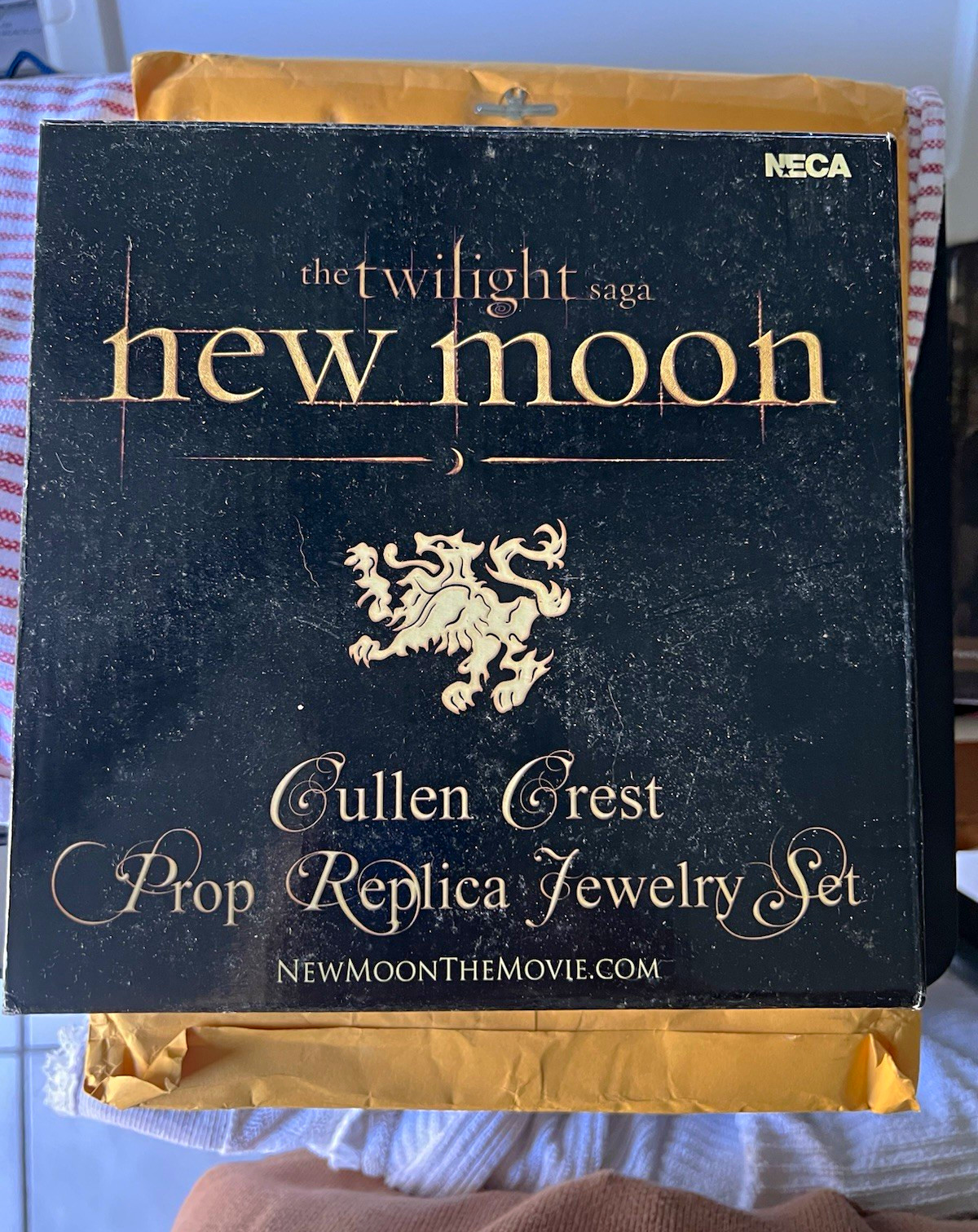 NECA The Twilight Saga New Moon Cullen Crest Prop Replica Jewelry Set