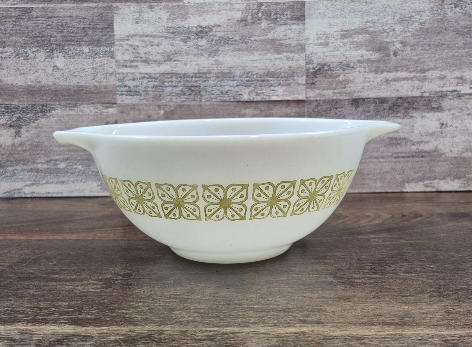 Vintage Pyrex White & Green 1.5 Quart Double-Spouted #442 Cinderella Bowl, 1960s Vintage Pyrex White & Green 1.5 Quart Double-Spouted #442 Cinderella Bowl, 1960s