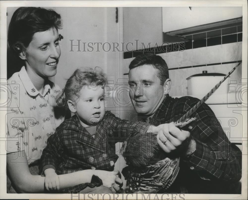 1957 Press Photo Phillies pitcher Jack Sanford shows a pheasant to wife and son