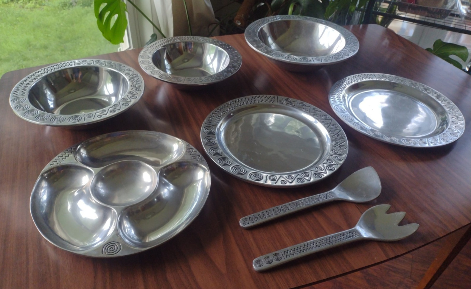 Wilton Armetale Reggae Eight Piece Lot: Med & Lg Bowls, Dip Tray, Plates, Tongs Wilton Armetale Reggae Eight Piece Lot: Med & Lg Bowls, Dip Tray, Plates, Tongs