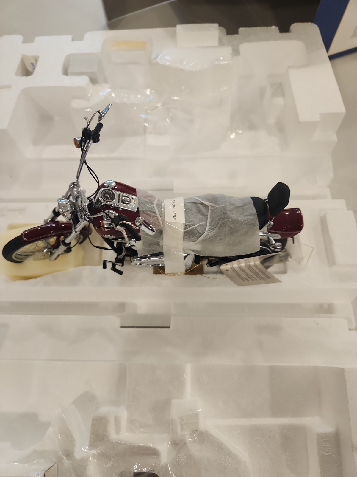 Franklin Mint 2004 Harley Davidson Dyna Wide Glide 1/10 B11C390 Franklin Mint 2004 Harley Davidson Dyna Wide Glide 1/10 B11C390