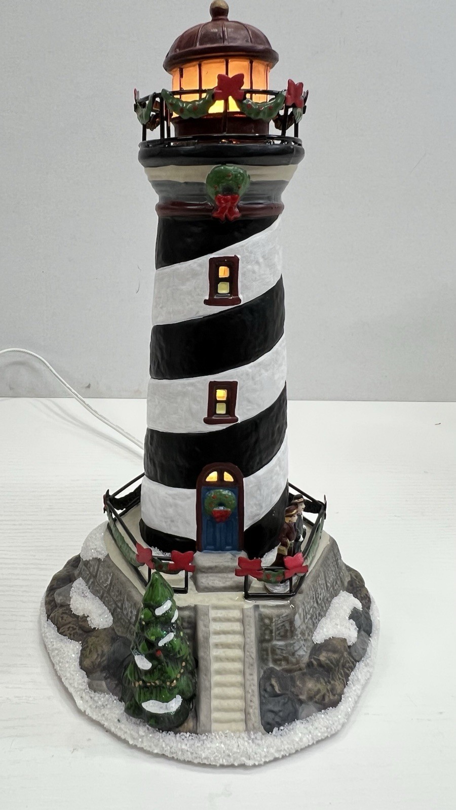 St. Nicholas Square Village “Lighthouse” Retired 2005 With Original Box And Cord St. Nicholas Square Village “Lighthouse” Retired 2005 With Original Box And Cord