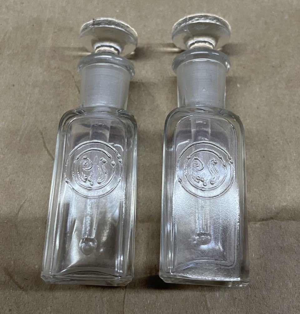 VTG /ANTQ Set Of 2 Perfume/Medicine Bottles With Daubers 3.25 X1 X1” VTG /ANTQ Set Of 2 Perfume/Medicine Bottles With Daubers 3.25 X1 X1”