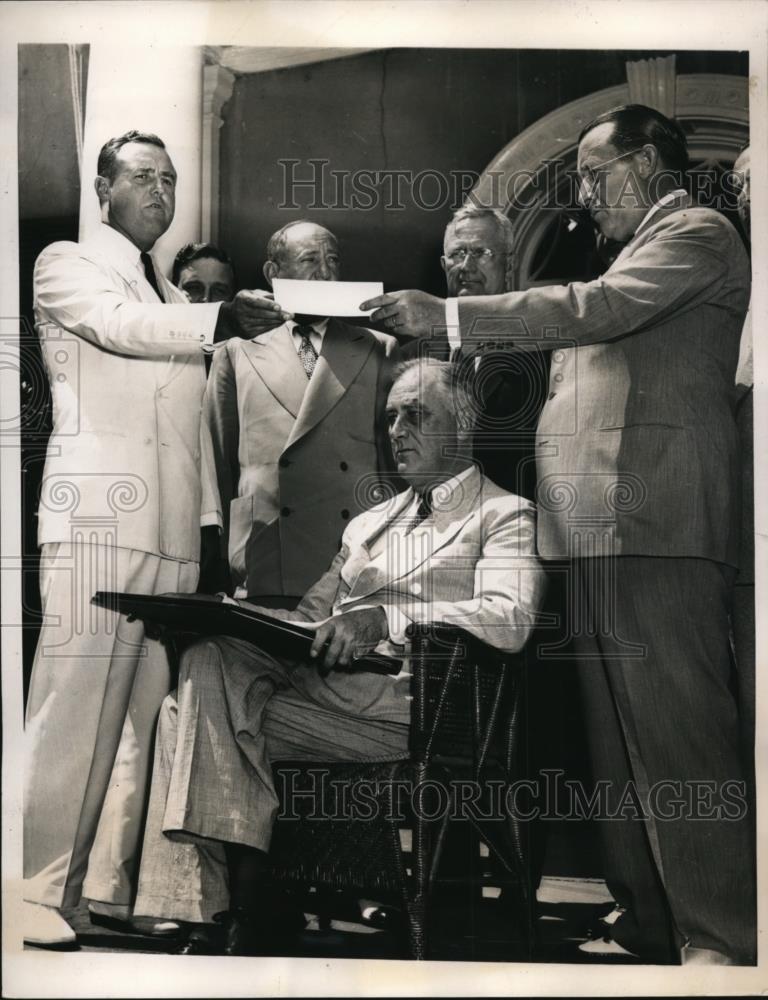 1939 Press Photo President Franklin Roosevelt & Receive Fund for Paralysis Fight