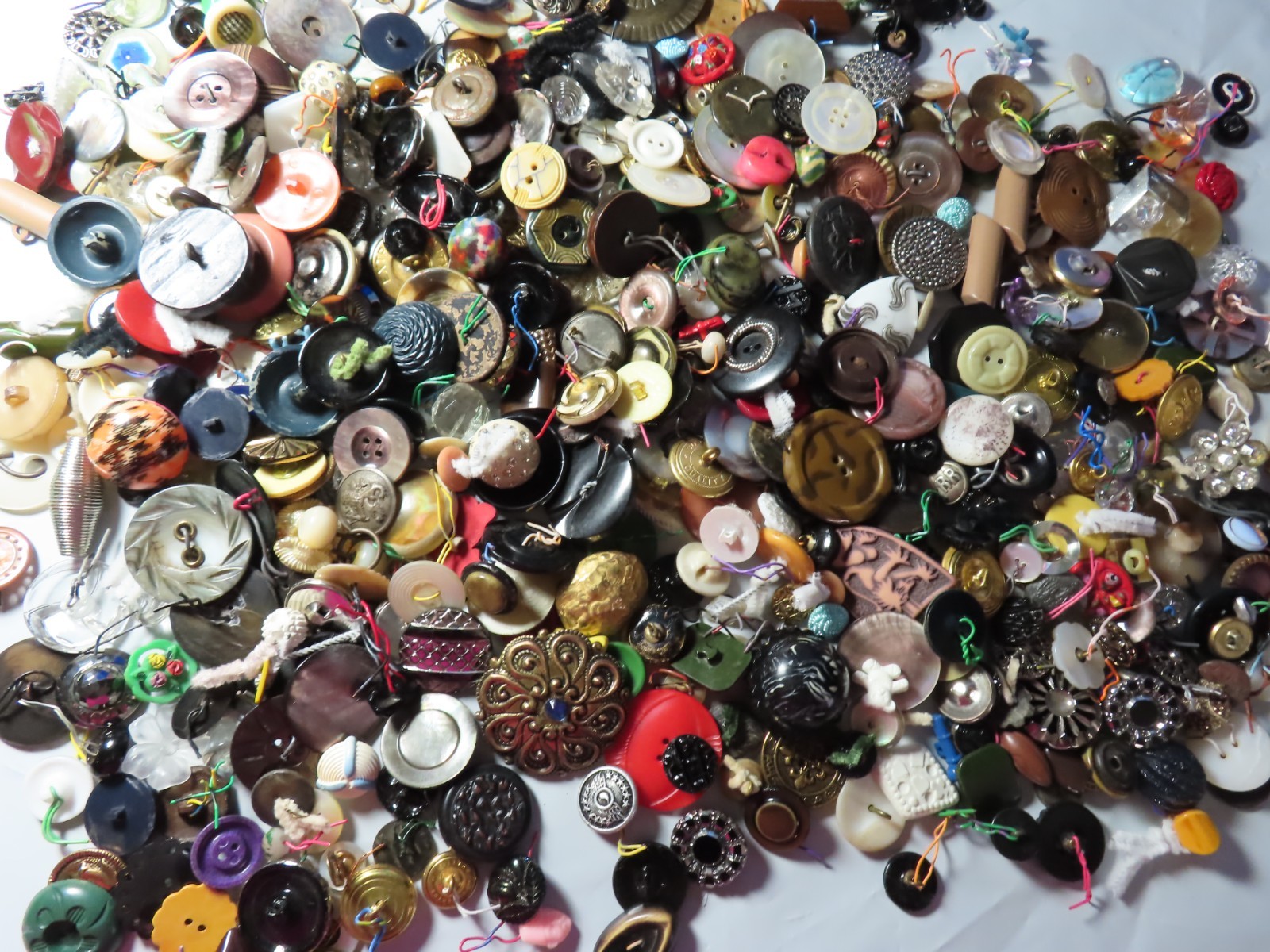 HUGE Vintage BUTTON LOT*Desktop Clean-up Lot* 3 pounds *glass MOP metal more*S15