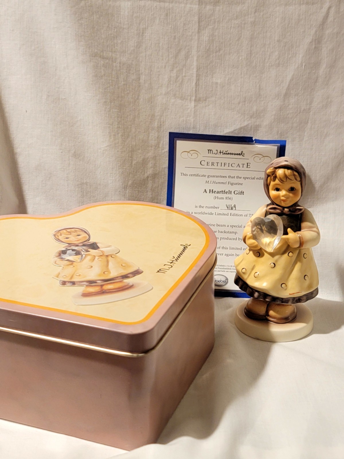 Hummel 856 “A Heartfelt Gift” TMK-8 – Ltd Edition 4169/7500 – Tin &  Certificate