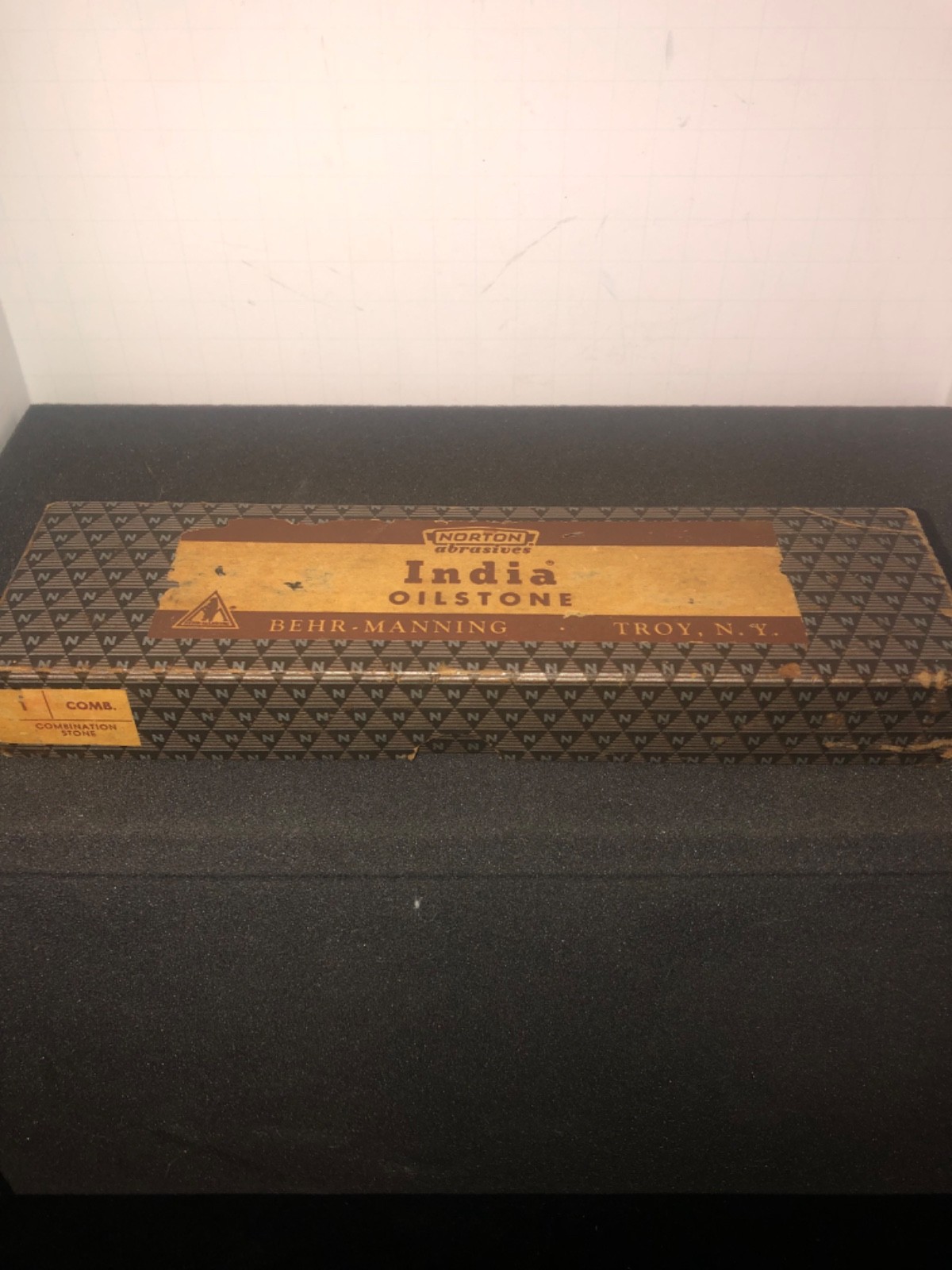 Vintage Norton India Oil Stone Knife Sharpener in original Box Vintage Norton India Oil Stone Knife Sharpener in original Box