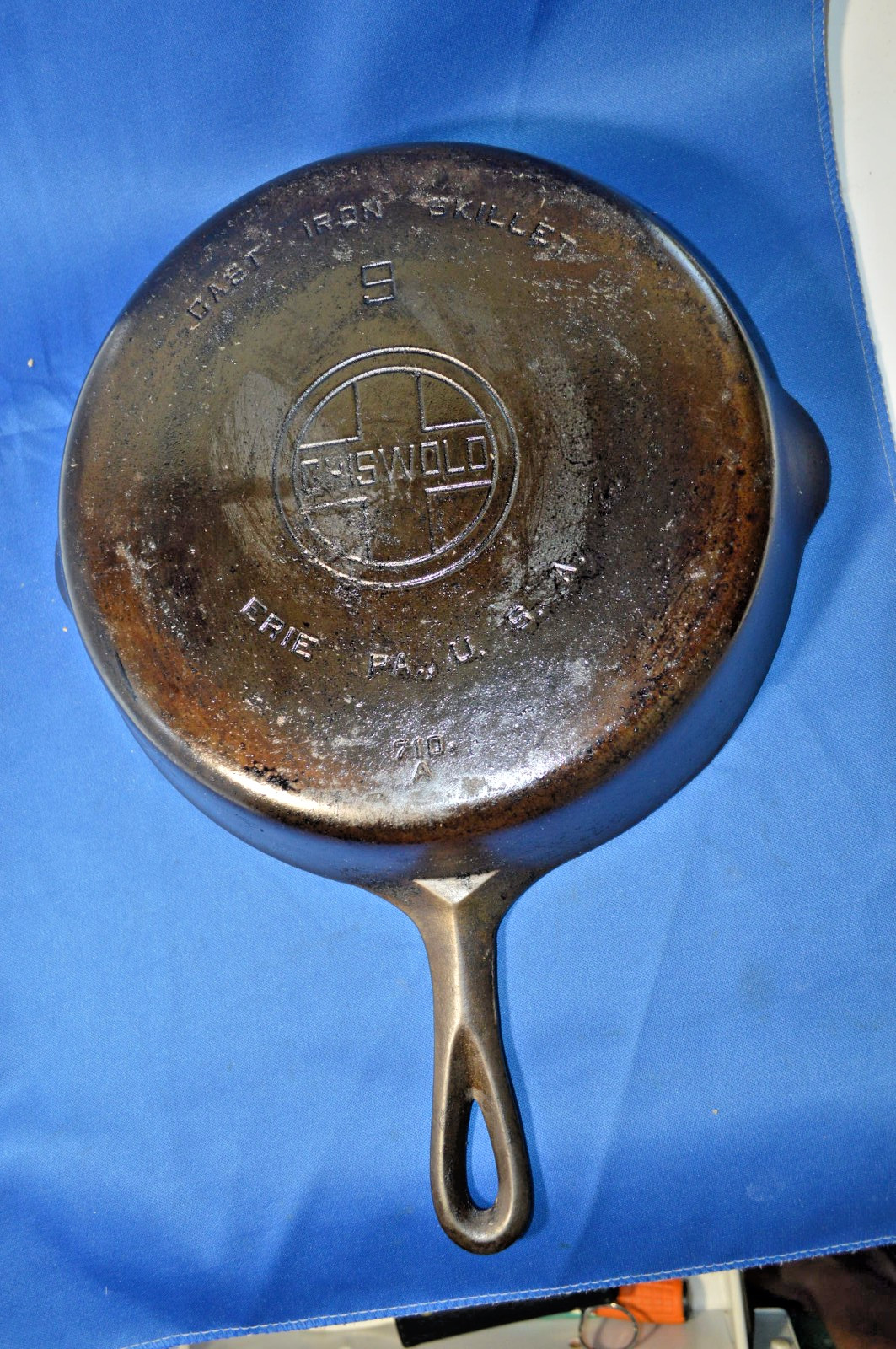 Vintage GRISWOLD 710A #9 cast iron skillet Block Logo Vintage GRISWOLD 710A #9 cast iron skillet Block Logo