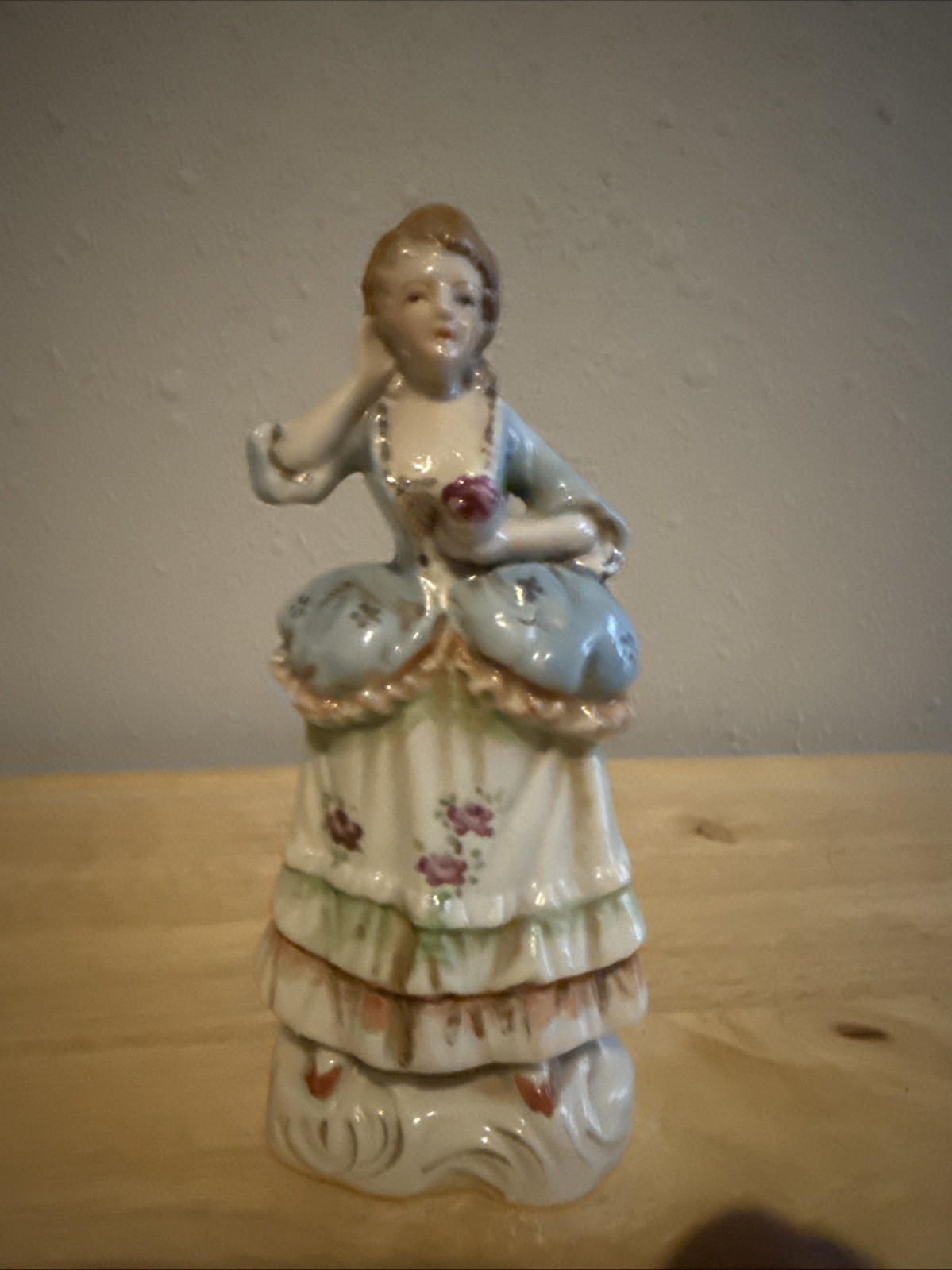 Vintage Colonial Victorian Lady Porcelain Figurine Vintage Colonial Victorian Lady Porcelain Figurine