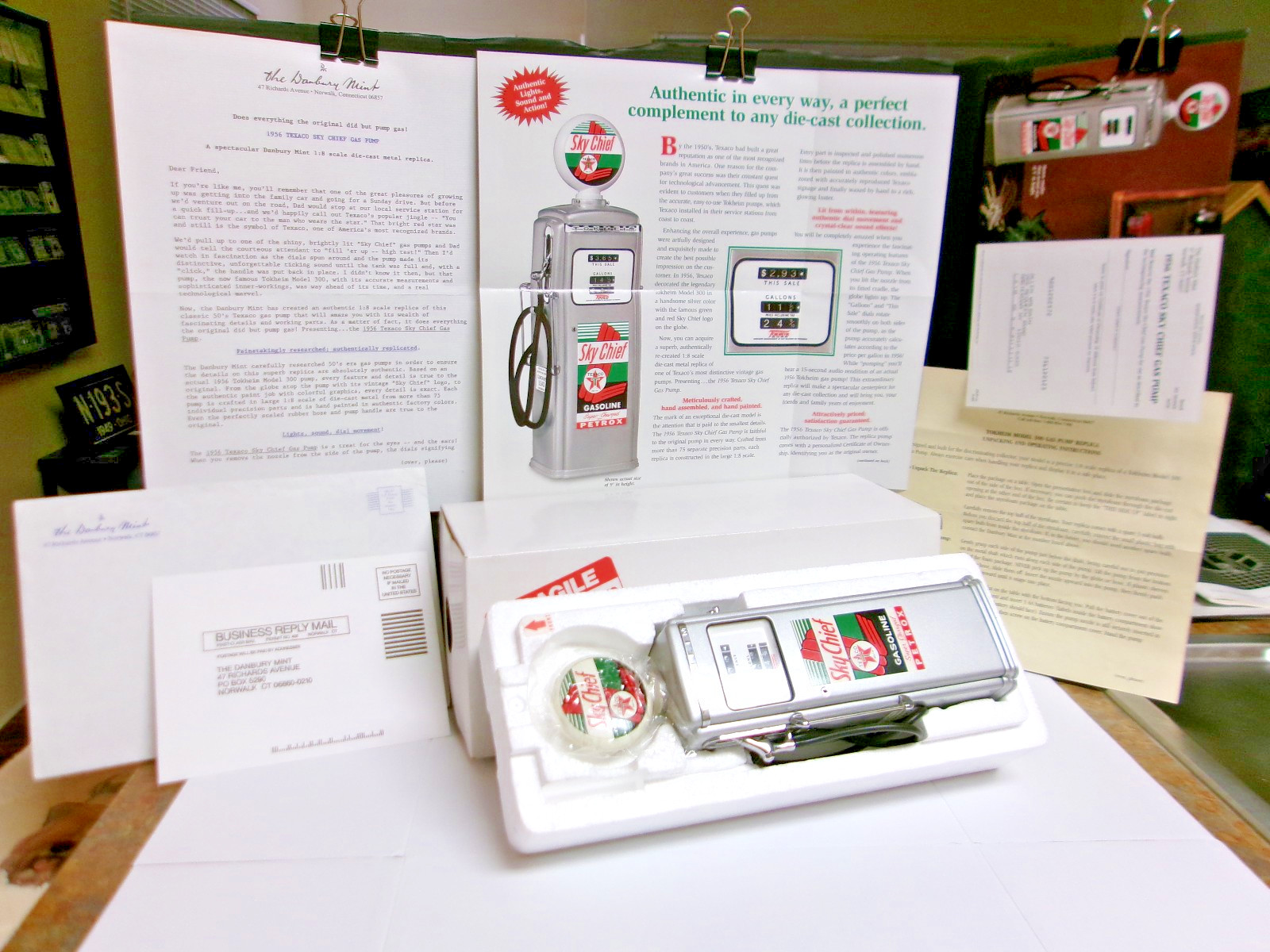 Danbury Mint 1956 Texaco Sky Chief 1:8 Gas Pump-Brochure & Paperwork Galore-NEW
