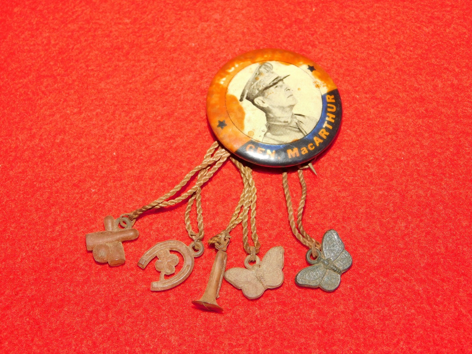VINTAGE PINBACK BUTTON WWII GEN MacARTHUR AMERICA\'S HERO