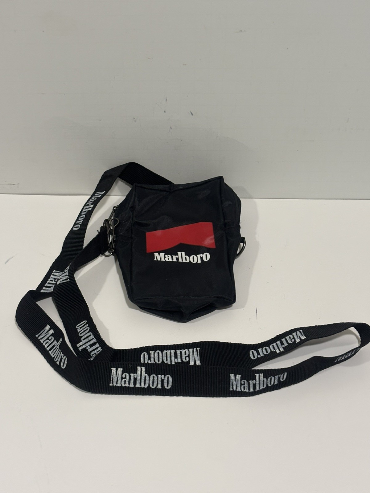 Marlboro Black & Red Zipper Cigarette Pack Pouch Case Bag Carry Pouch Marlboro Black & Red Zipper Cigarette Pack Pouch Case Bag Carry Pouch