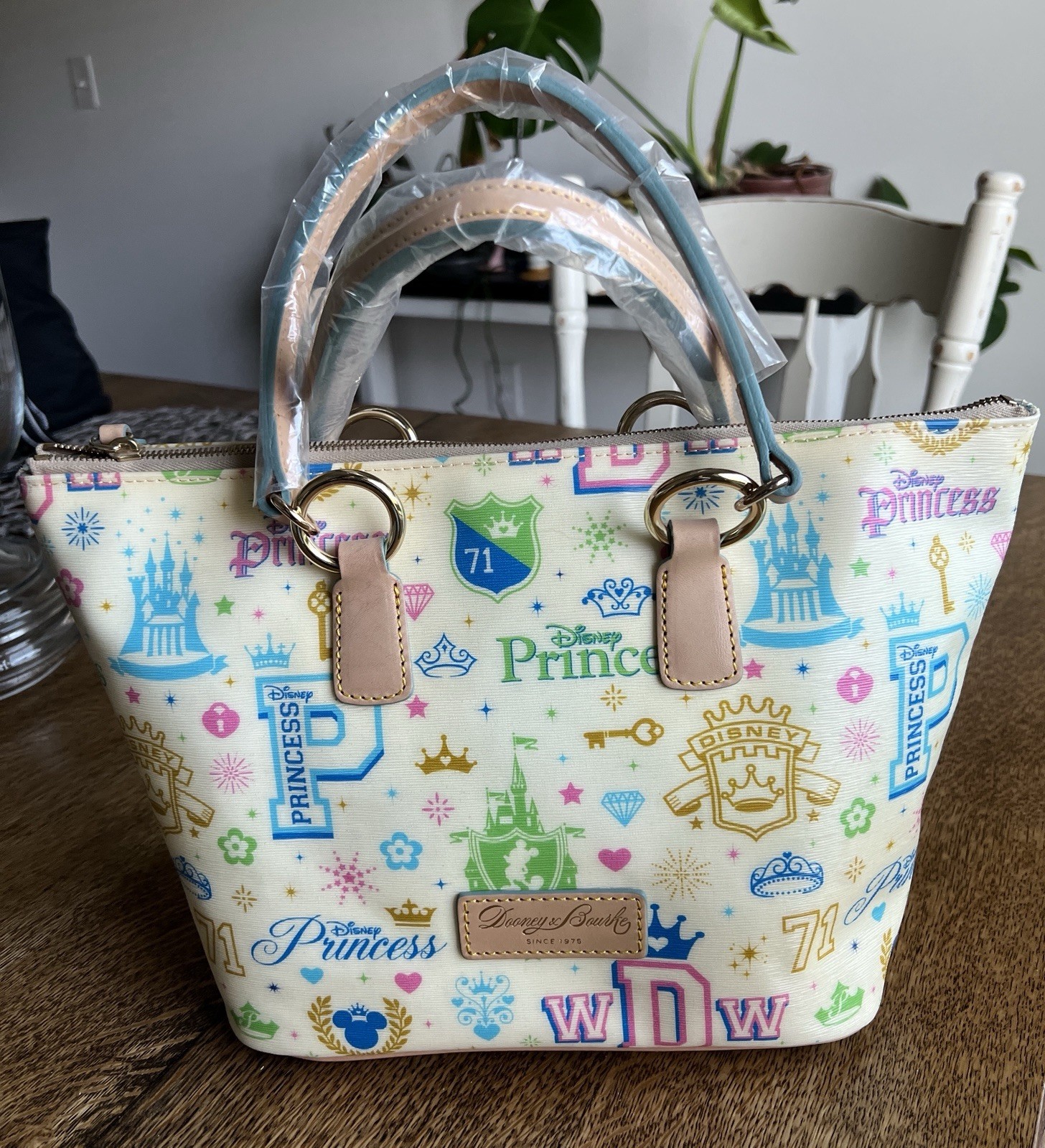 2013 Disney Dooney & Bourke Princess Half marathon Run Shopper Tote / Purse NWT 2013 Disney Dooney & Bourke Princess Half marathon Run Shopper Tote / Purse NWT