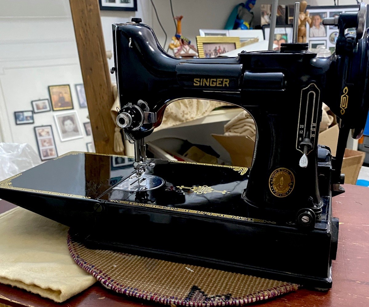 Singer Featherweight 221 Sewing Machine – 1951 Centennial Badge – Case & More