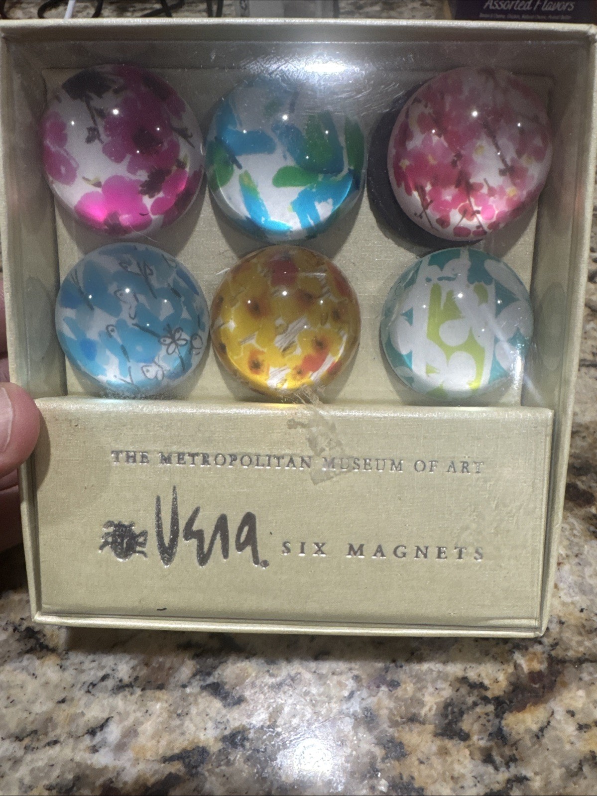 Metropolitan Museum of Art Vera Neumann 6 Dome Magnets Set NEW NIB Metropolitan Museum of Art Vera Neumann 6 Dome Magnets Set NEW NIB