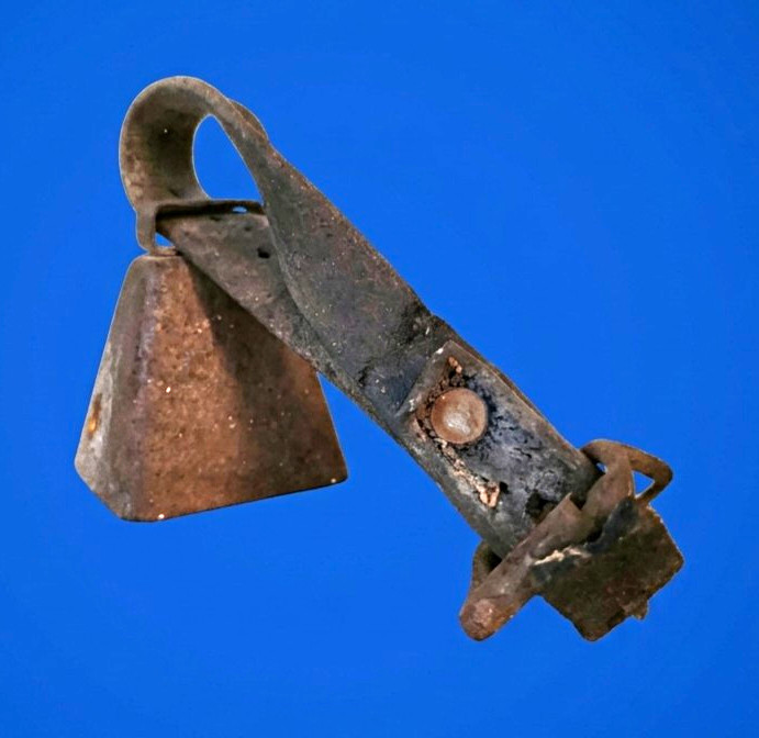 Vintage Rustic Brown Metal Cow Bell w/ Handle Strap Bracket Country Style Vintage Rustic Brown Metal Cow Bell w/ Handle Strap Bracket Country Style
