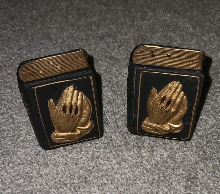 VRG Enesco Bible Praying Hands Vintage Salt & Pepper Shakers Christian Christmas VRG Enesco Bible Praying Hands Vintage Salt & Pepper Shakers Christian Christmas