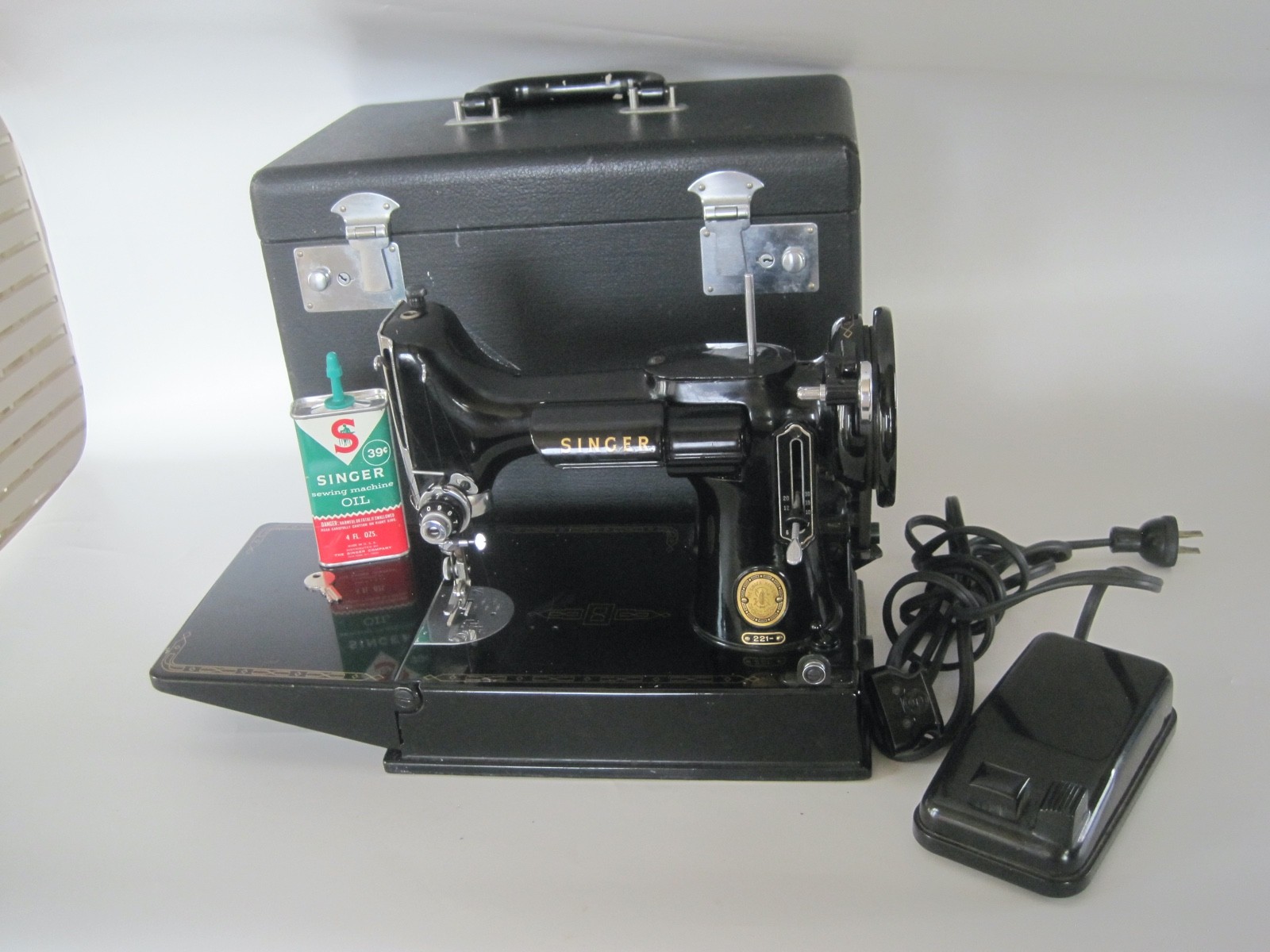 Singer Featherweight Sewing Machine W/ Carrying Case #221 Antique EUC Singer Featherweight Sewing Machine W/ Carrying Case #221 Antique EUC